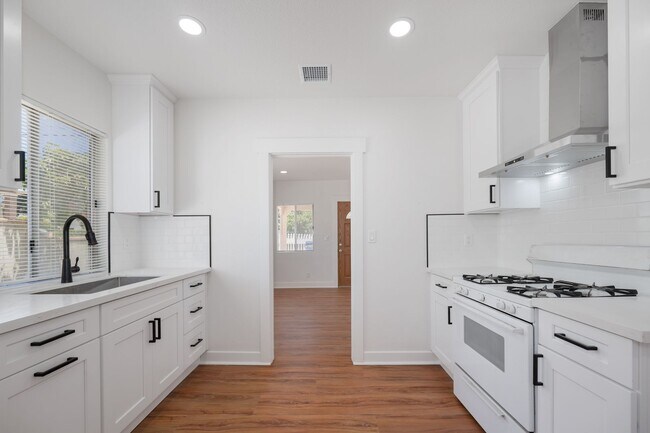 Foto del edificio - Fully Renovated 2BR/1BA Home with Modern Updates