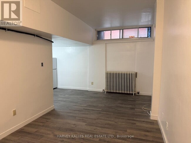 Building Photo - 1582 Bathurst St