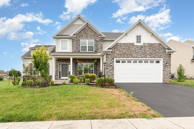 Building Photo - 45 Danbury Dr