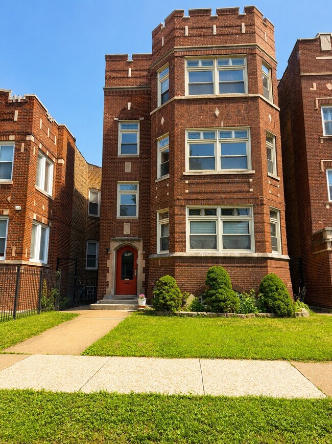 Building Photo - 7943 S Vernon Ave