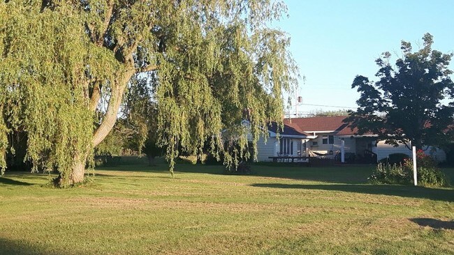 Vista lateral/porche - 1949 Lake Rd