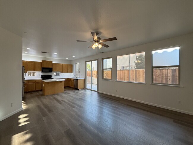 Foto del edificio - 3 Bedroom 3 Bath Beauty in West Sacramento!