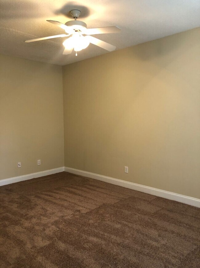 Building Photo - Close to downtown - Student Friendly
