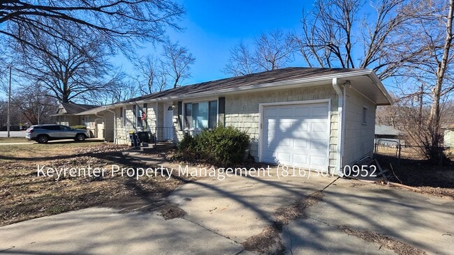 Building Photo - 4 bedroom 1.5 bath