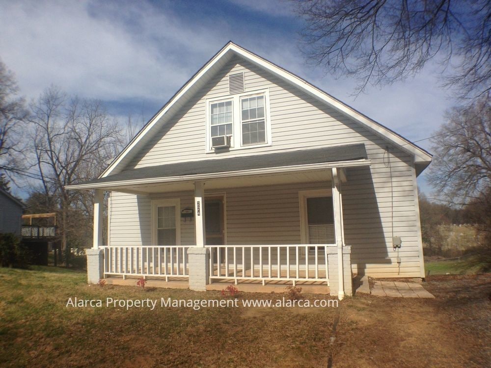 Primary Photo - 224 E Catawba Ave