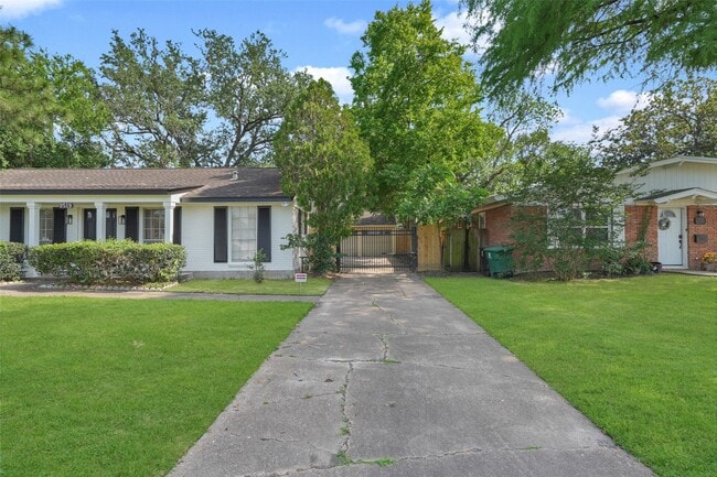 Building Photo - 9519 Val Verde St