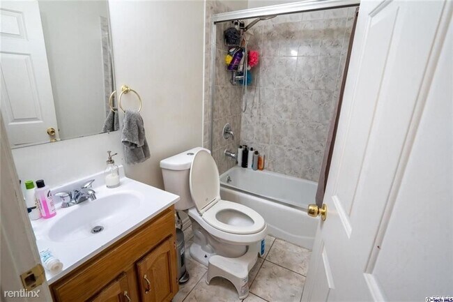 Building Photo - 3 br, 3 bath Condo - 12648 Vanowen St Apt 203