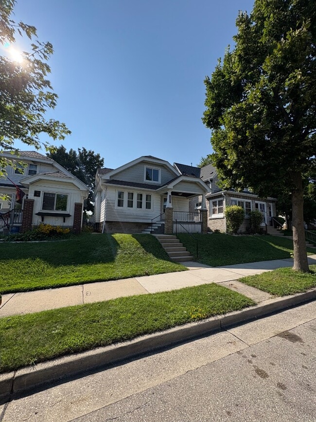 Building Photo - 1219 S 50th St