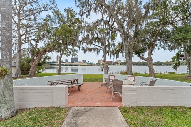 Building Photo - 306 Lakeview St