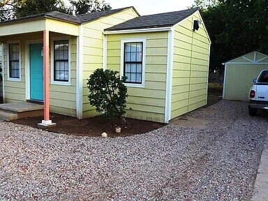 Building Photo - Cute 2/1.5 with All Appliances!