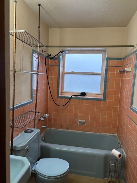 Tub - 5316-5318 Miami St