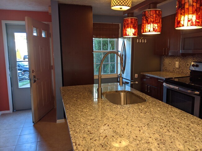 ¡Cocina reformada y una isla enorme con capacidad para 8 personas! - 2854 S Meade St