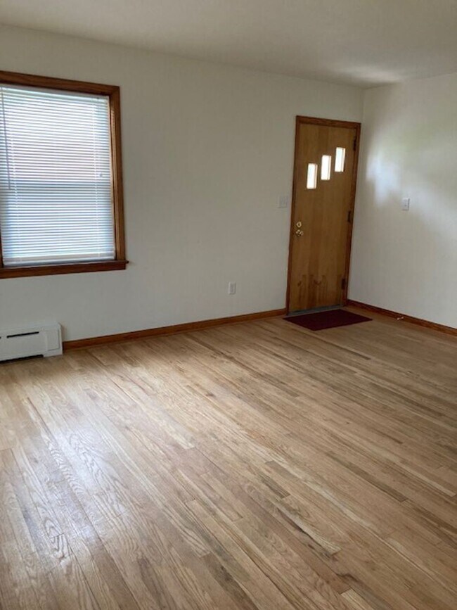 Foto del edificio - 4 br, 2 bath House - 685 STEELSTOWN RD