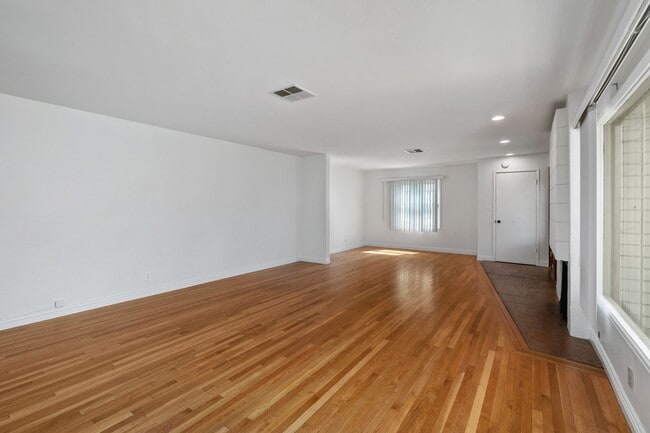 Foto del edificio - Lovely College Area Home