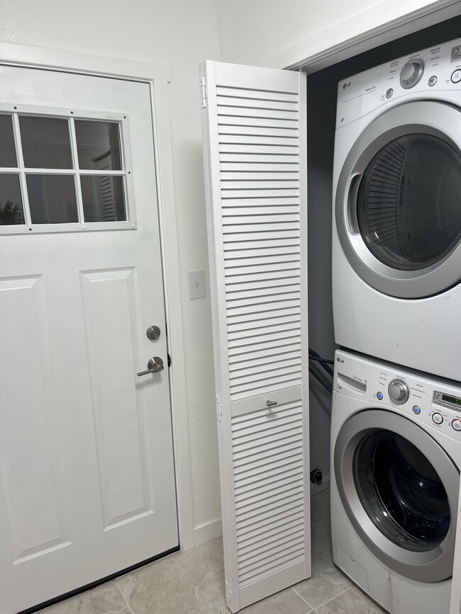 Shared laundry room - 8140 SE Cherry Creek Rd