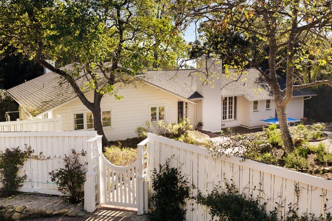 Building Photo - 2915 Hidden Valley Ln