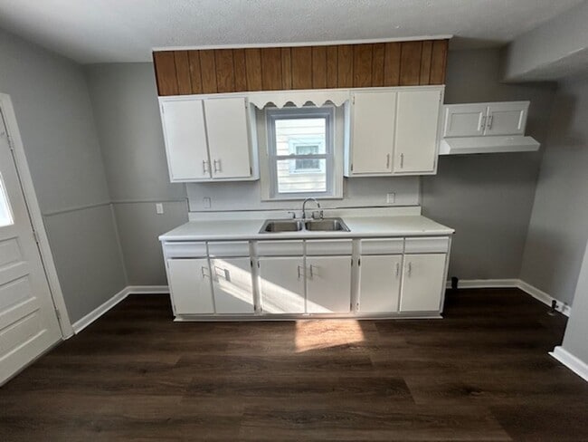 Building Photo - 3 Bed- 1 Bath Single Family Home