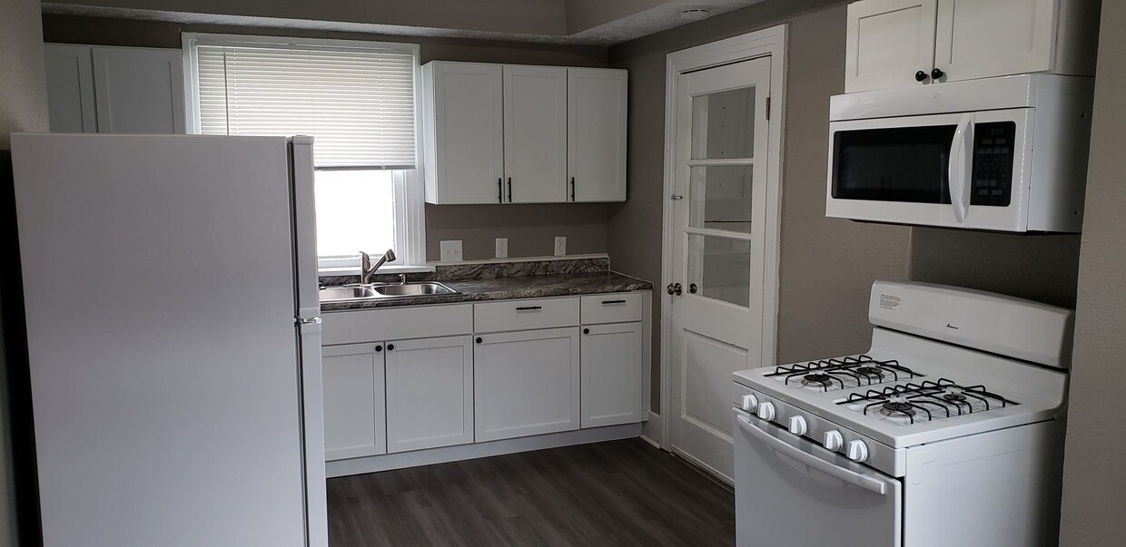 Primary Photo - 2 bedroom 1 bath duplex