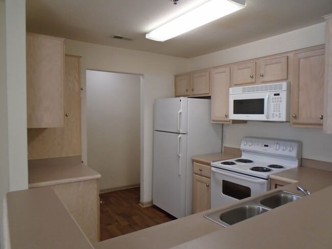 Building Photo - Roomy Main Floor Apartment!