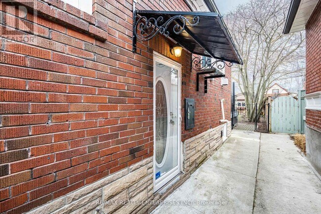 Photo du bâtiment - LOWER LEVEL - 32 SEVENTH STREET