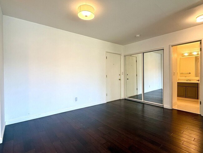 Foto del edificio - Top Floor Corner Unit Condo With Amazing V...