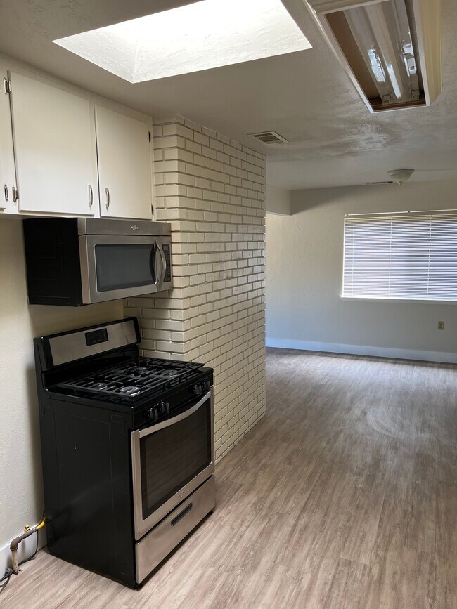 Building Photo - 2963 Regal Ave