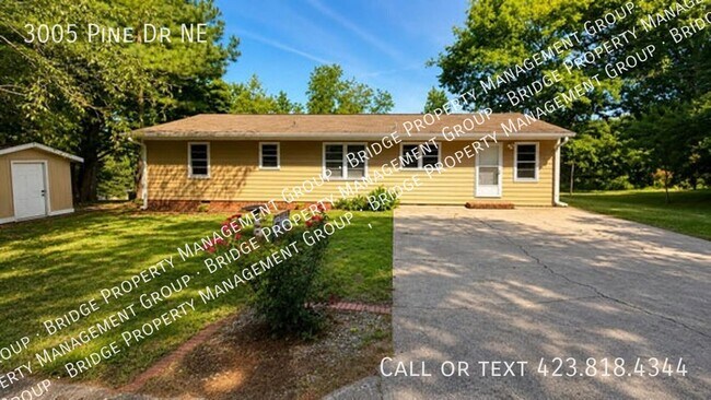 Building Photo - 3005 Pine Dr NE