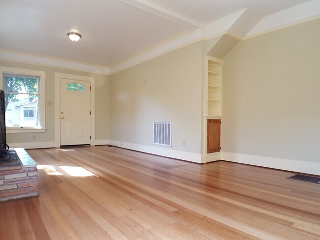 Foto del edificio - Beautiful 2-4 bedroom property near CSUC a...