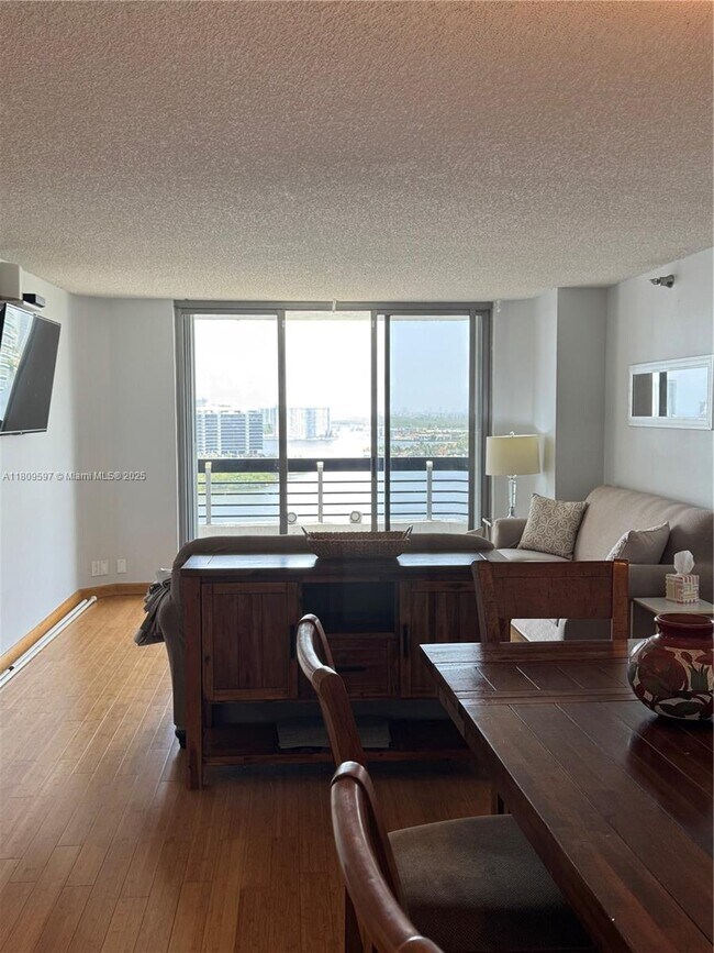 Foto del edificio - 3400 NE 192 St