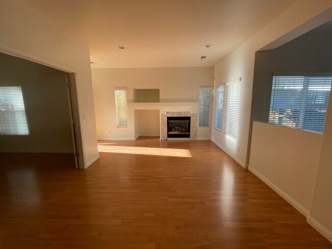 Foto del edificio - Nice single story, 3 bedroom, 2 bath plus 2 car garage home