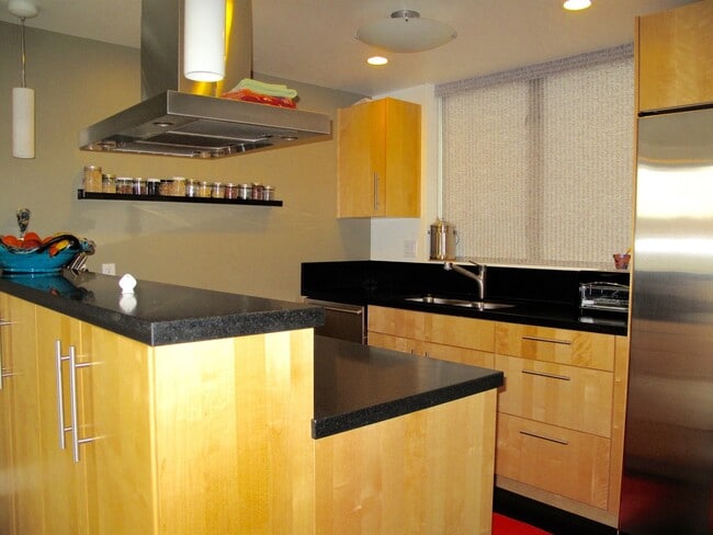 Building Photo - Gorgeous, Modern Townhome in the Heart of Fremont!! Open House Saturday the 27th!