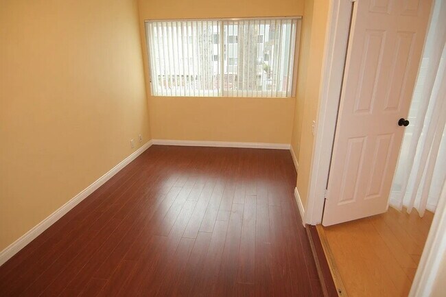 Building Photo - "Spacious 1-Bedroom Gem in the Heart of Sherman Oaks - 1323 Sq Ft of Comfort!"