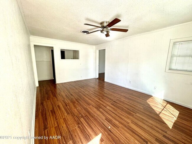 Building Photo - 2 bed/ 1 bath full stucco home with fenced...