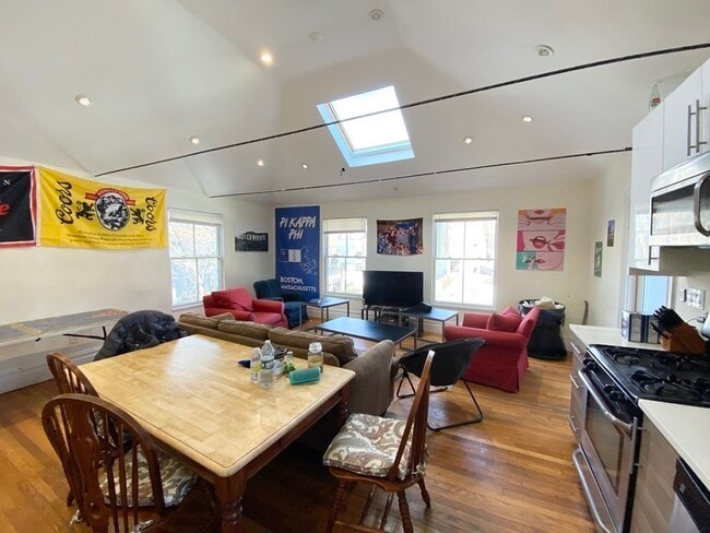 Building Photo - 89 Cedar St