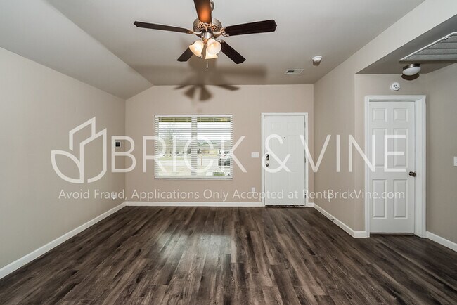 Building Photo - 440 Hathaway Ln