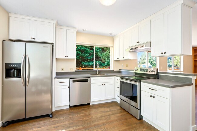 Building Photo - Beautiful Renovated Four Bedroom House for...