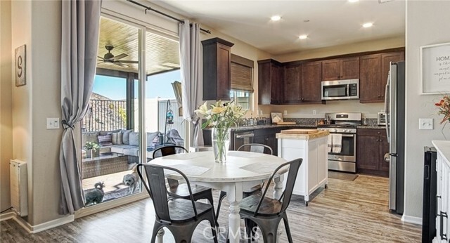 Foto del edificio - 24219 Lilac Ln