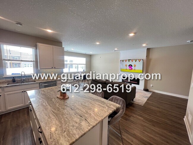 Foto del edificio - Luxury 2020 Built Townhouse Available June 1, Open Floor Plan, Fireplace, Patio, Primary w/Huge P...