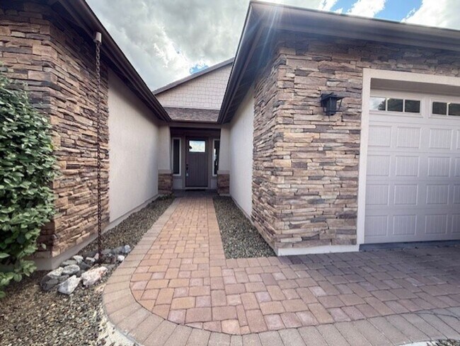 Building Photo - Home In The Vineyards 3 Bedroom 2 Bath Home - Contact Property Pros Property Management