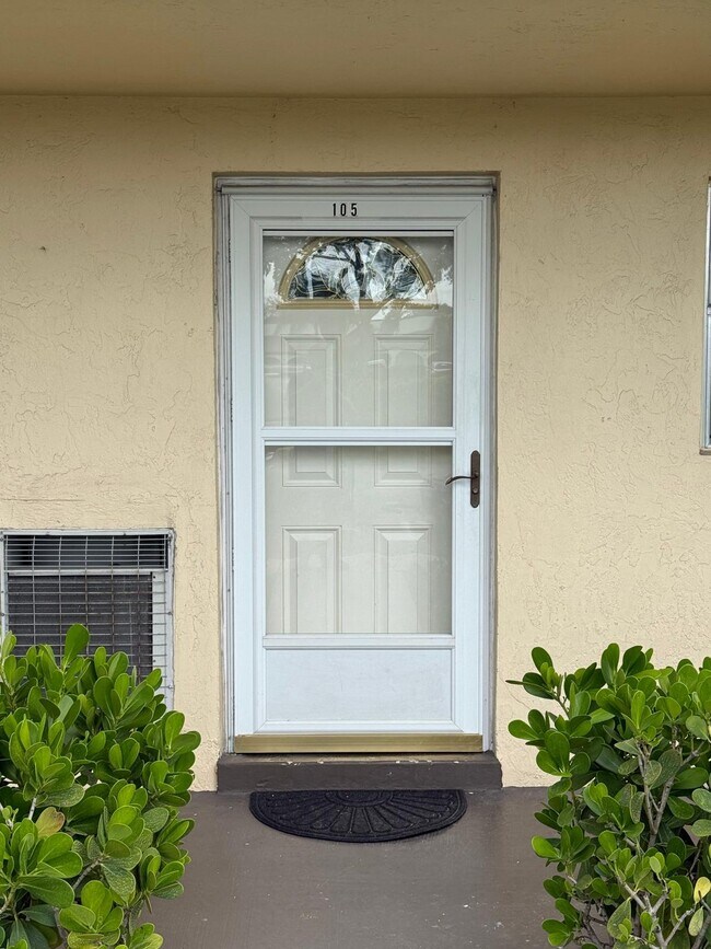 Foto del edificio - 9911 Sandalfoot Blvd