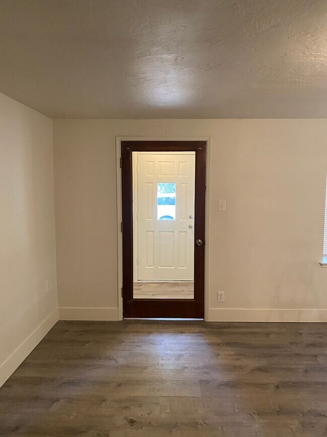Building Photo - Cute Updated Home Near Shopping and Downtown Chico