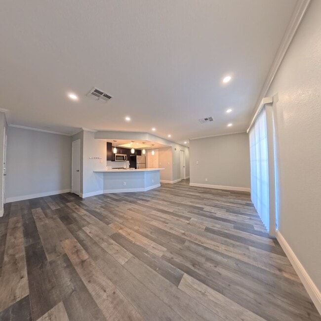 Foto del edificio - UPGRADED 2 BED 2 BATH 2ND FLOOR CONDO AT P...