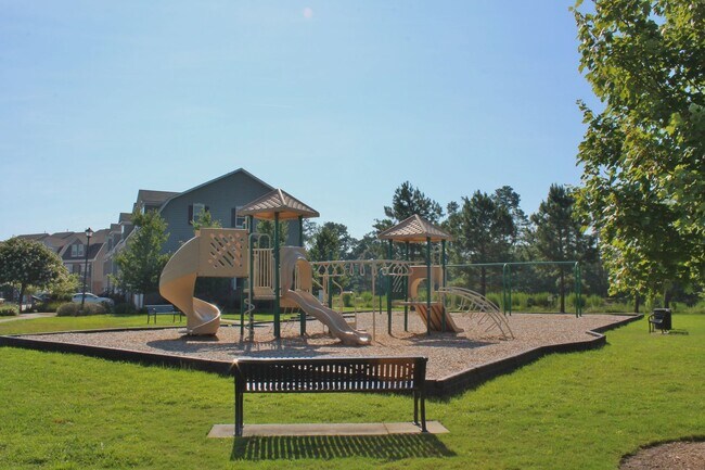 Foto del edificio - READY July 1st!! End-Unit Condo with Commu...