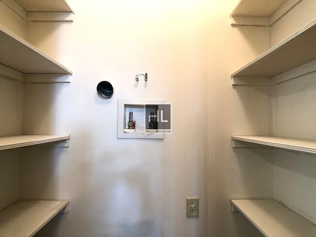 Building Photo - BEAUTIFUL GRAVESEND 2BD/1BA WITH W&D HOOKUP