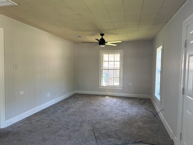 Building Photo - 1010 N Valderas St