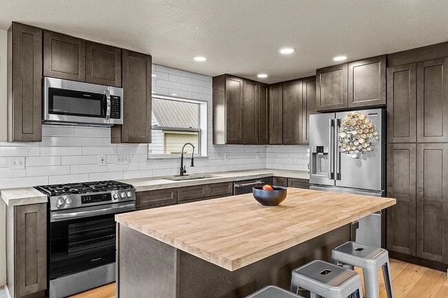 Building Photo - 57680 Saturn Ct