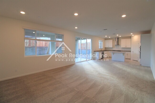 Foto del edificio - Brand New 4bd/3ba Sacramento House with 2 ...