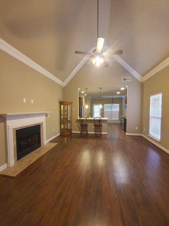 Building Photo - 379 W Park Dr