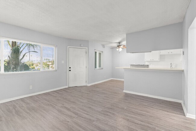 Foto del edificio - 927 Daisy Avenue
