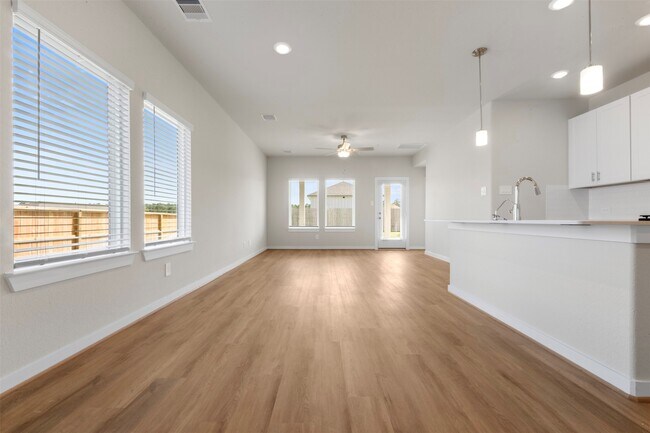 Building Photo - 251 Charles Rdg Dr